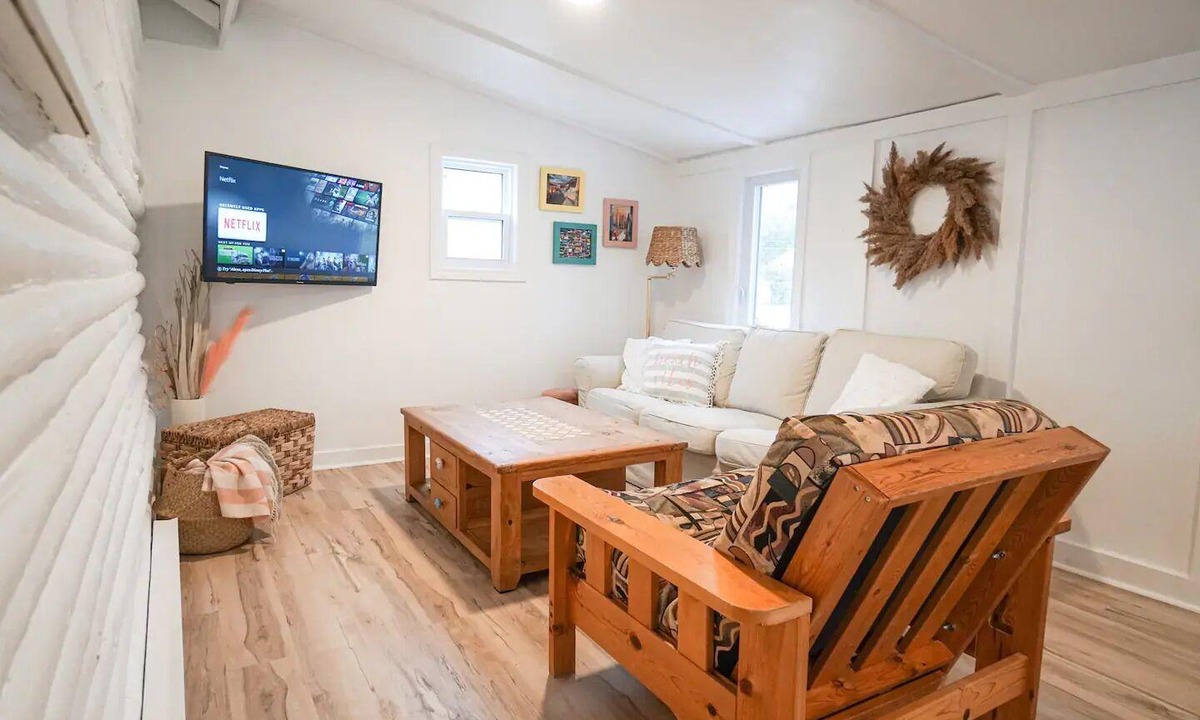 Southampton Cottage | Updated Log cottage steps to the beach, brewery & main st.