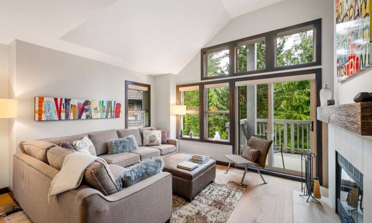 Blackcomb Villa | Upper Village 3BR:Sleeps 6,Hot tub,Patio+BBQ,Free Parking & Steps from Golf Course!