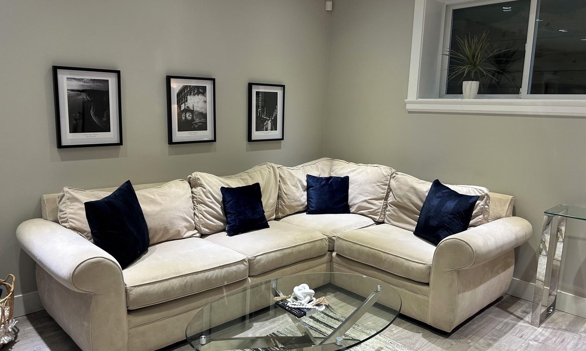Central Lonsdale House | Urban /City Mountain Escape 🎿 🚵 - 2 Bedrooms (Your home away from home)