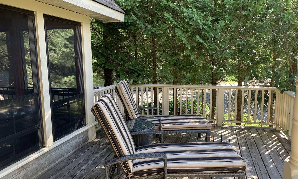 Port Carling Cottage | Vacation in Canada this summer! Enjoy it lakeside in Muskoka!