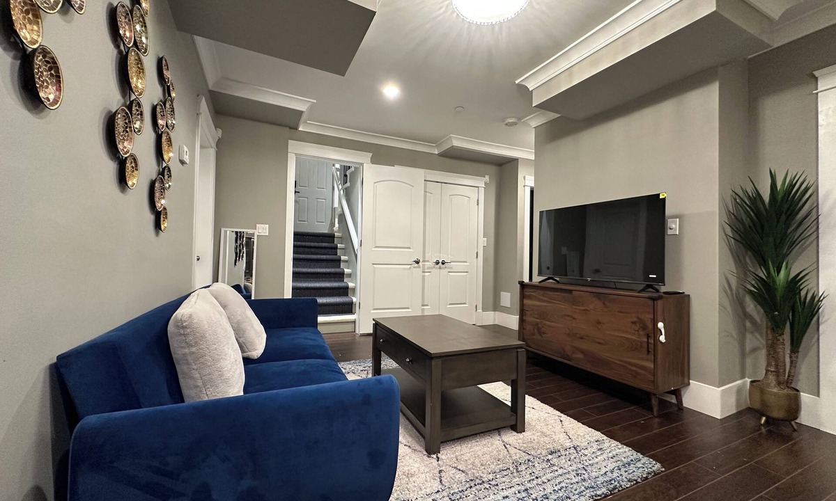 Fraserview House | VANCOUVER 2BR SUITE WITH PRIVATE ENTRANCE-NEAR YVR/DT/RMD-FREE PARKING