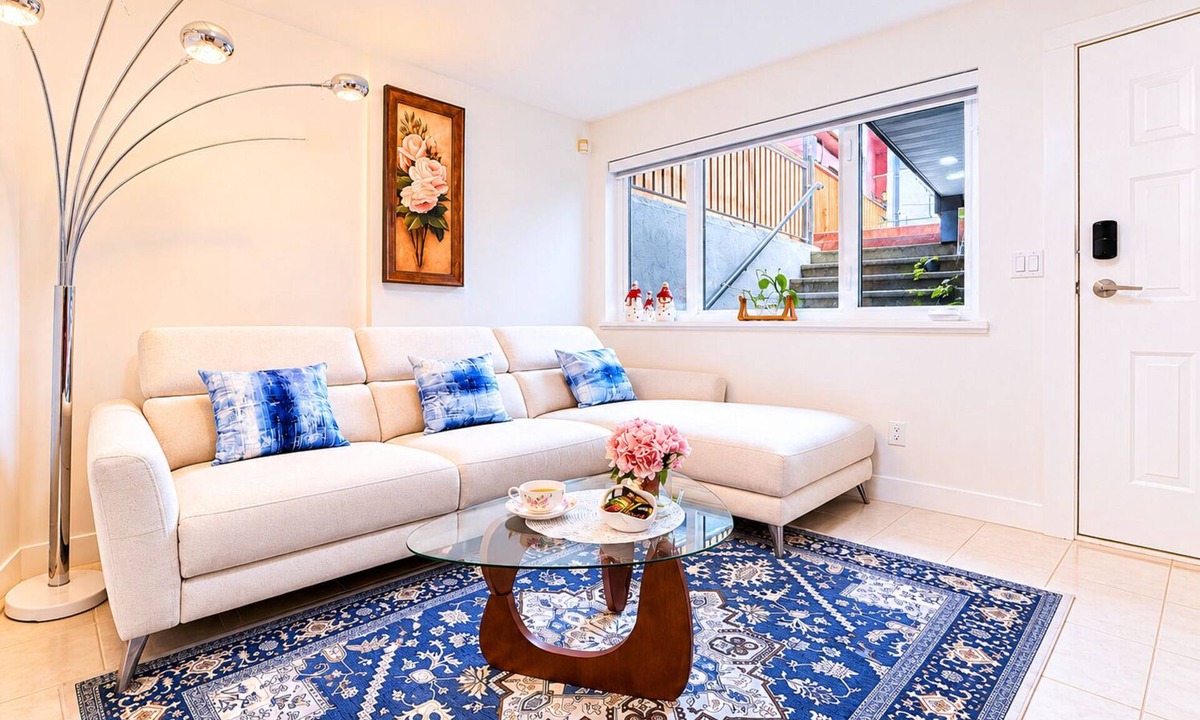 Sunset Apartment | Vancouver Nest | Cozy 2BR Retreat + Bonus Room Sleeps 6 Free Parking