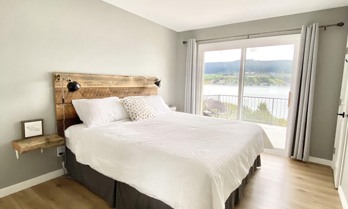 Vernon House | VERNON,BEAUTIFUL LAKE VIEWS 3Bdrm,11/2Bath, Sleeps 8, 200 steps to Okanogan Lake