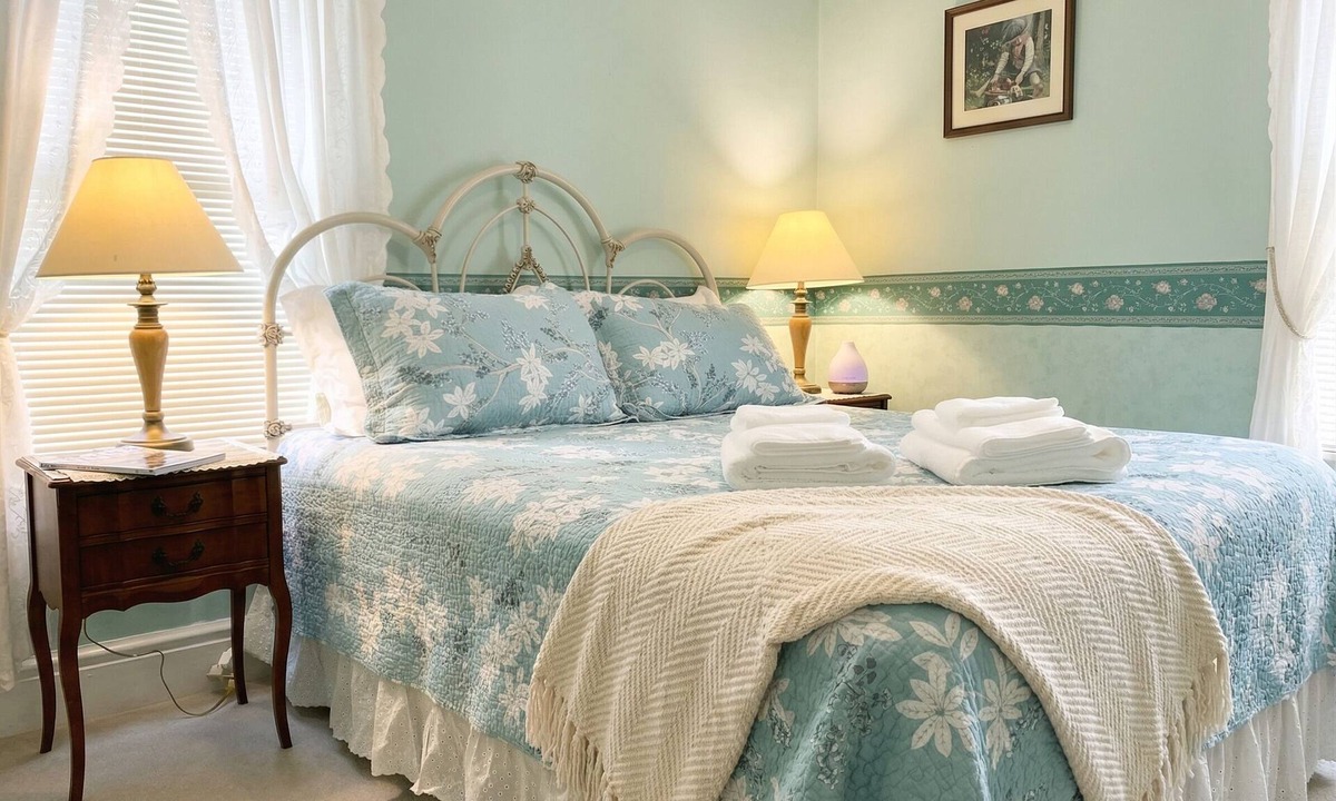 Niagara Falls Bed & Breakfast | Victoria Room with en-suit Bathroom 15 Mins Walk to Falls