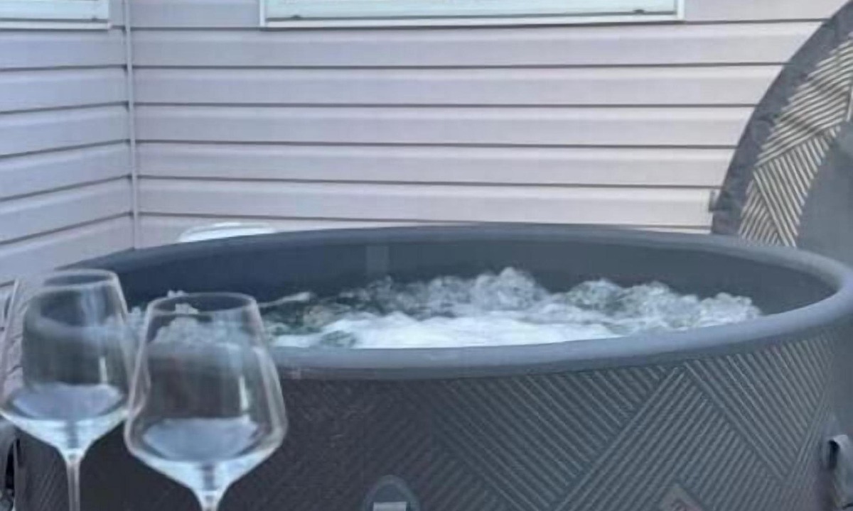 Okanagan-Similkameen House | Vineyard~Home~Hottub~Sunroom~