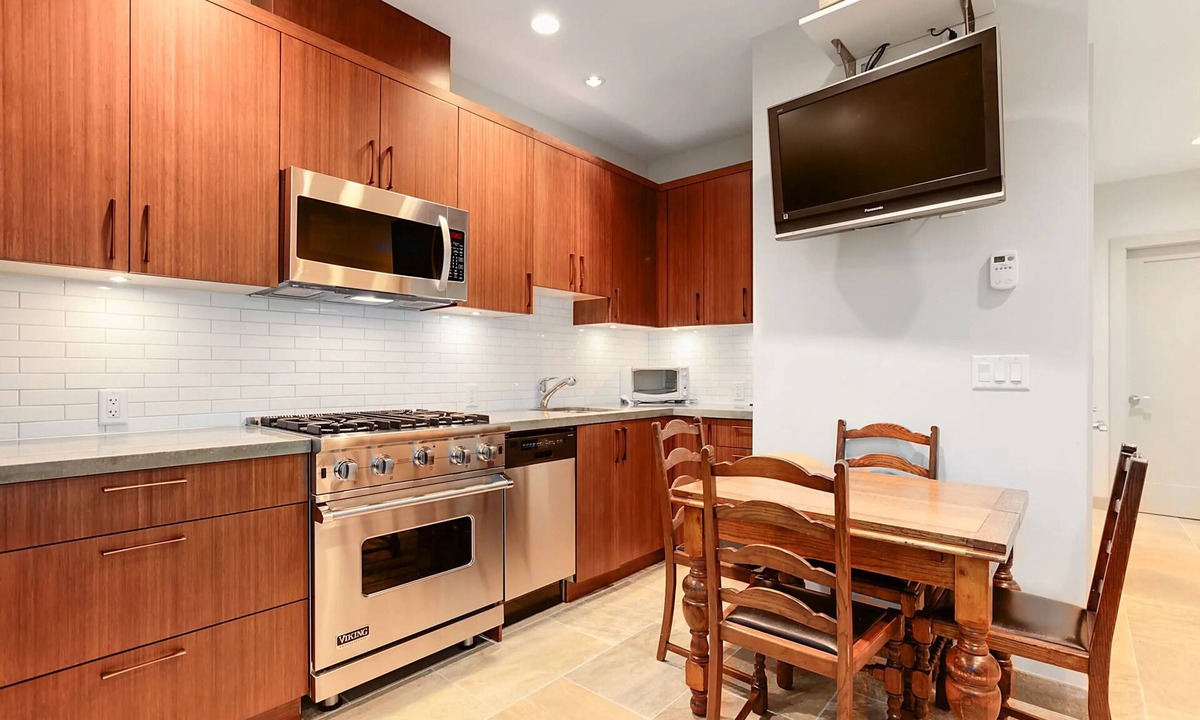 West Point Grey Apartment | Walk to Beach! Super cute 2 bedroom suite in Point Grey