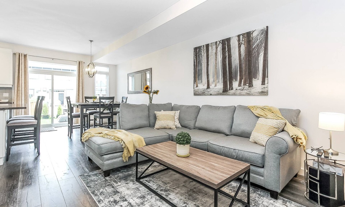Glen Huron House | Walk to Blue Mountain Village & Bike to Downtown/Main Street. Community Pool.