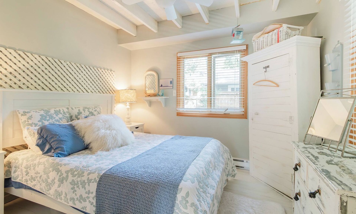 Grand Bend Cottage | Walk to white sand private beach of Oakwood Park - 4 bed cottage steps to lake.
