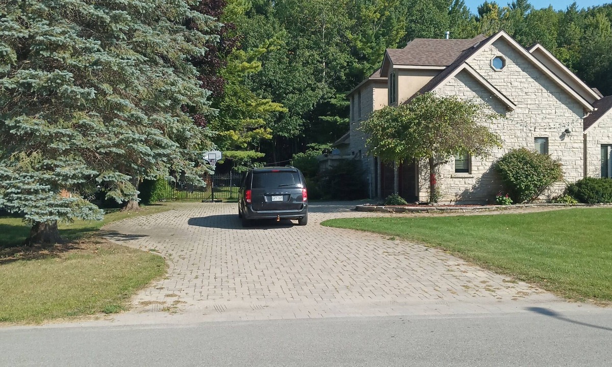 Wasaga Beach House | Wasaga Beach Retreat. Sleeps 12. 5 Queens, 2 singles. 6 min to Beach.