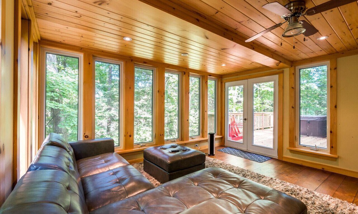 Bracebridge House | Waterfalls * Hottub * Sauna * WIFI * FIREPIT * Luxury