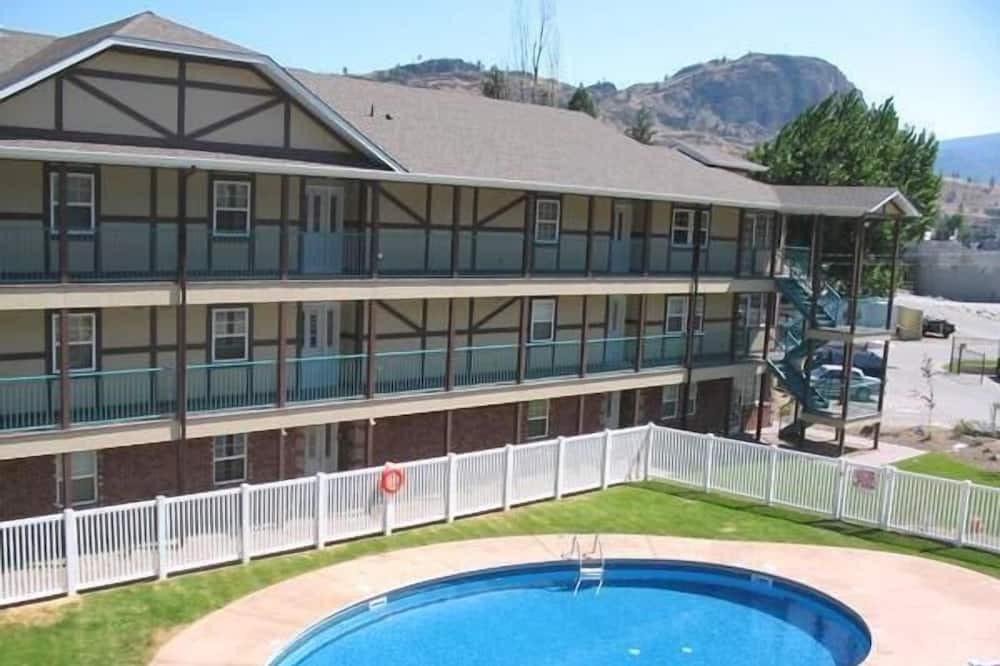 Okanagan-Similkameen Condo | Waterfront Luxury Condo With 3 Bedrooms And Pool