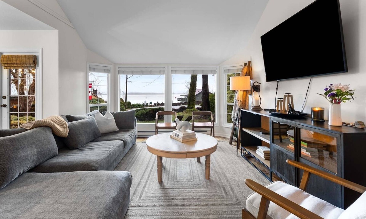 Harrison Hot Springs Other | Waterfront Retreat with Hottub/Sauna/Games on Harrison Lake