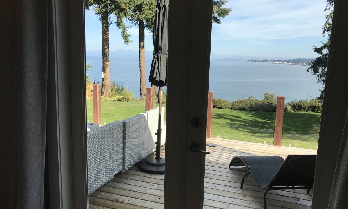 Regional District of Nanaimo House | waterfront 3 bedroom bungalow over looking Parksville Bay