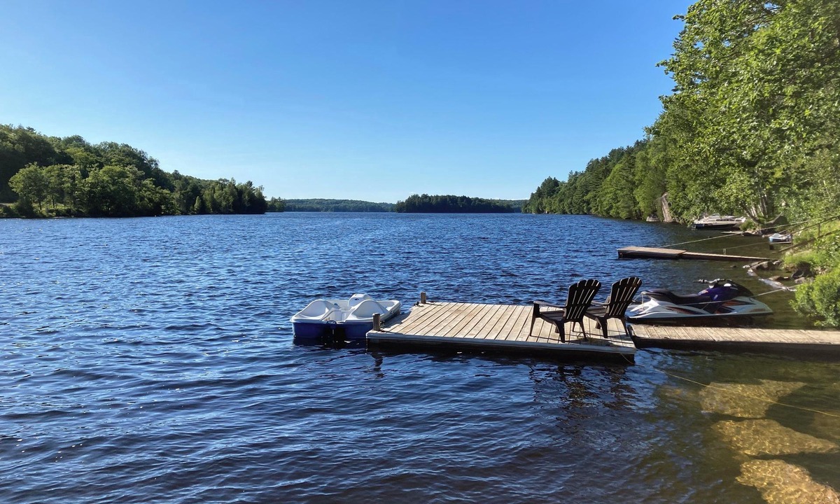 Algonquin Highlands Cottage | Waterfront New and Modern 3 bedroom cottage with WiFi and AC