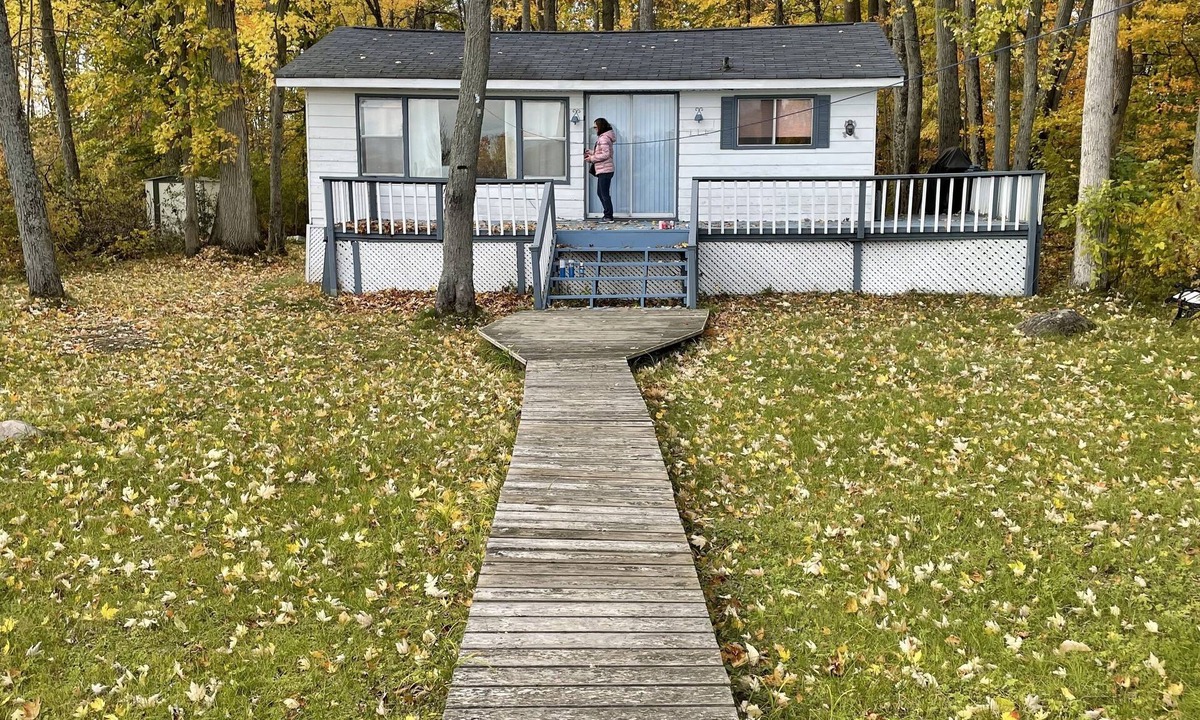 Hastings Cottage | Waterfront cottage, located in the Trent Severn Waterway, 90 min from Toronto