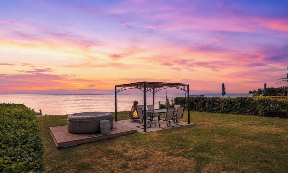 Dunnville Cottage | Waterfront Cottage on Lake Erie | Hot Tub | Fire Pit | Sleeps 8