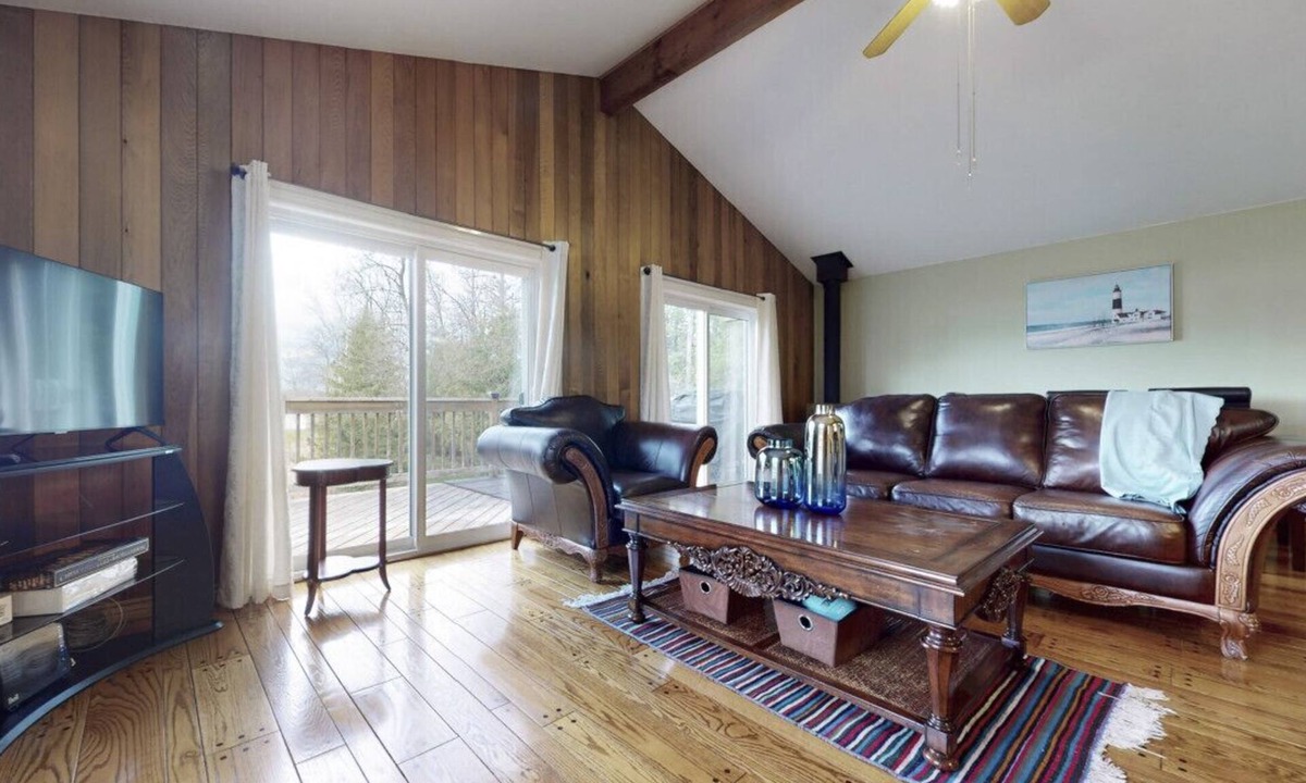 Victoria Road Cottage | Waterfront Cottage w/Heating + Kitchen + LakeView + Deck + Fishing