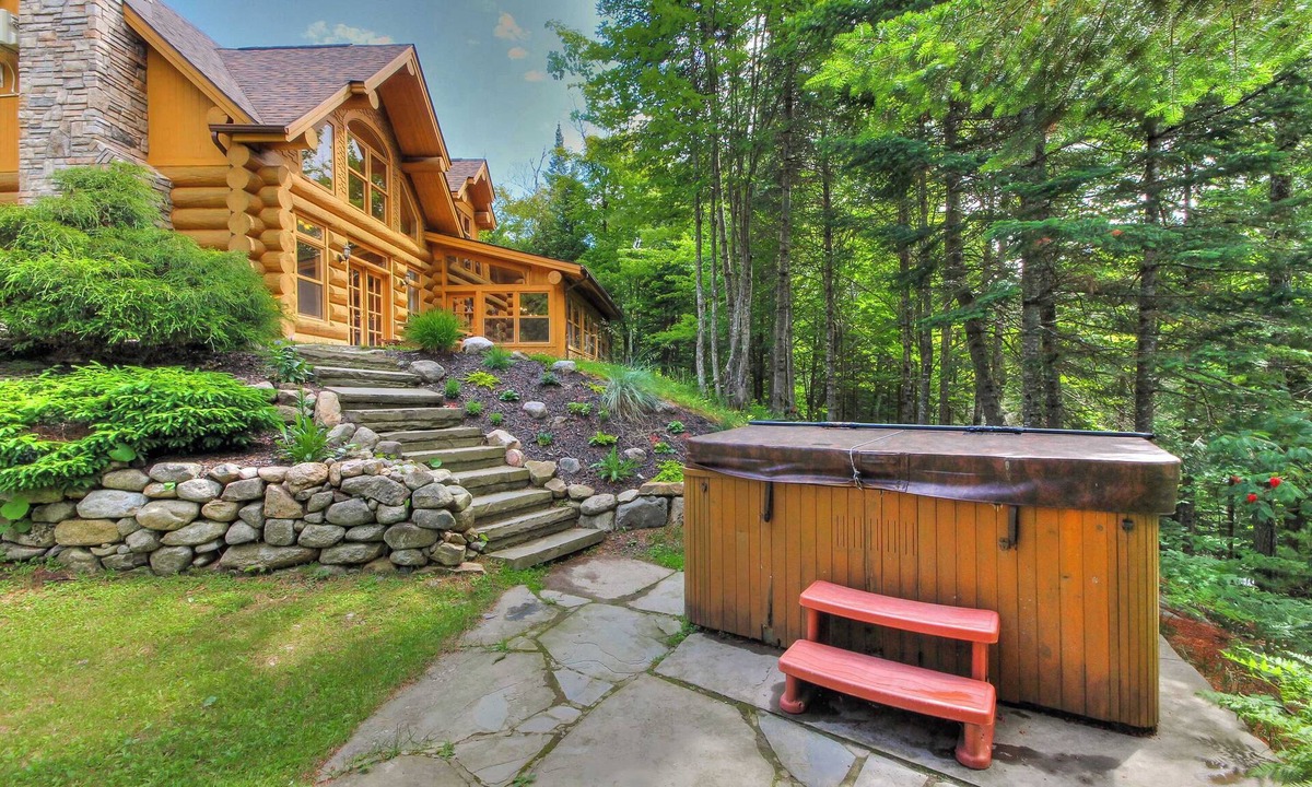 Fiddler Lake Resort Ski Chalet | Waterfront - Family, Pool & Spa
