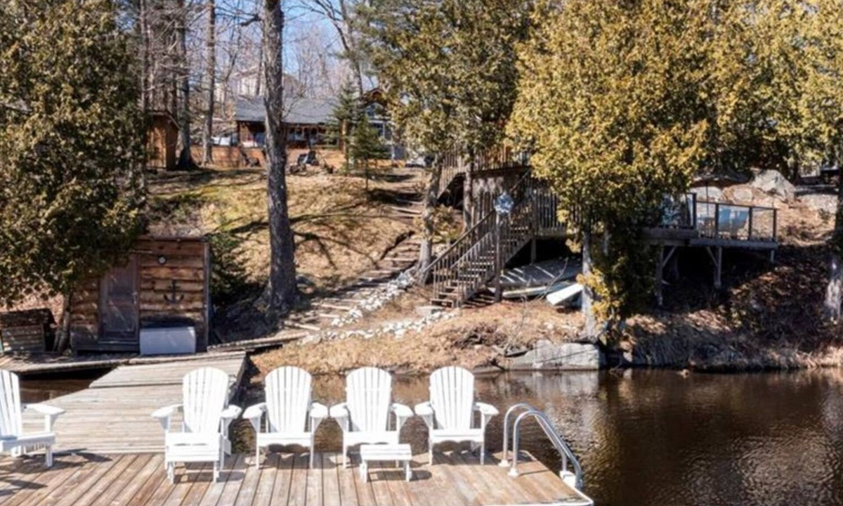 McKellar Cottage | Waterfront getaway on Lake Manitouwabing. Hot tub, bunkie, canoes and kayaks!