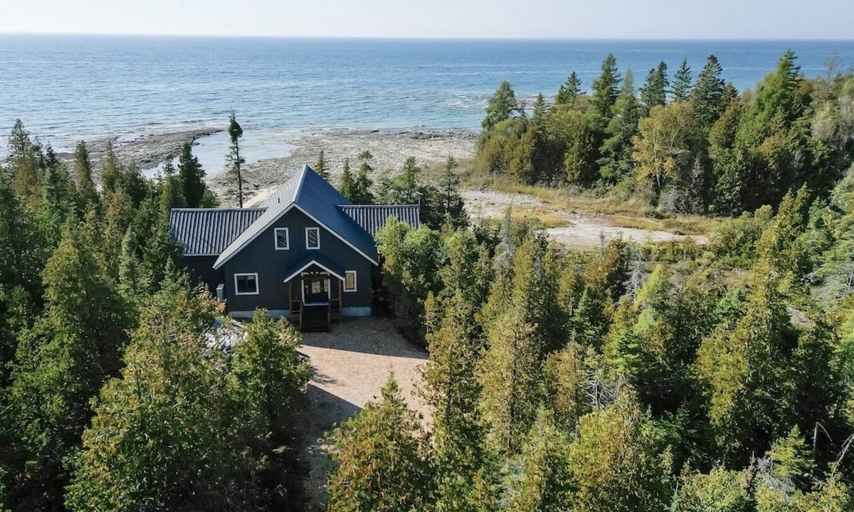 Colpoys Bay Cottage | Waterfront Lakehouse | + EV Charger | AC | Backup Generator |