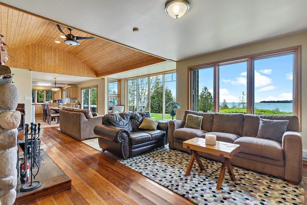 Tobermory Cottage | Waterfront retreat w/ sauna & hot tub