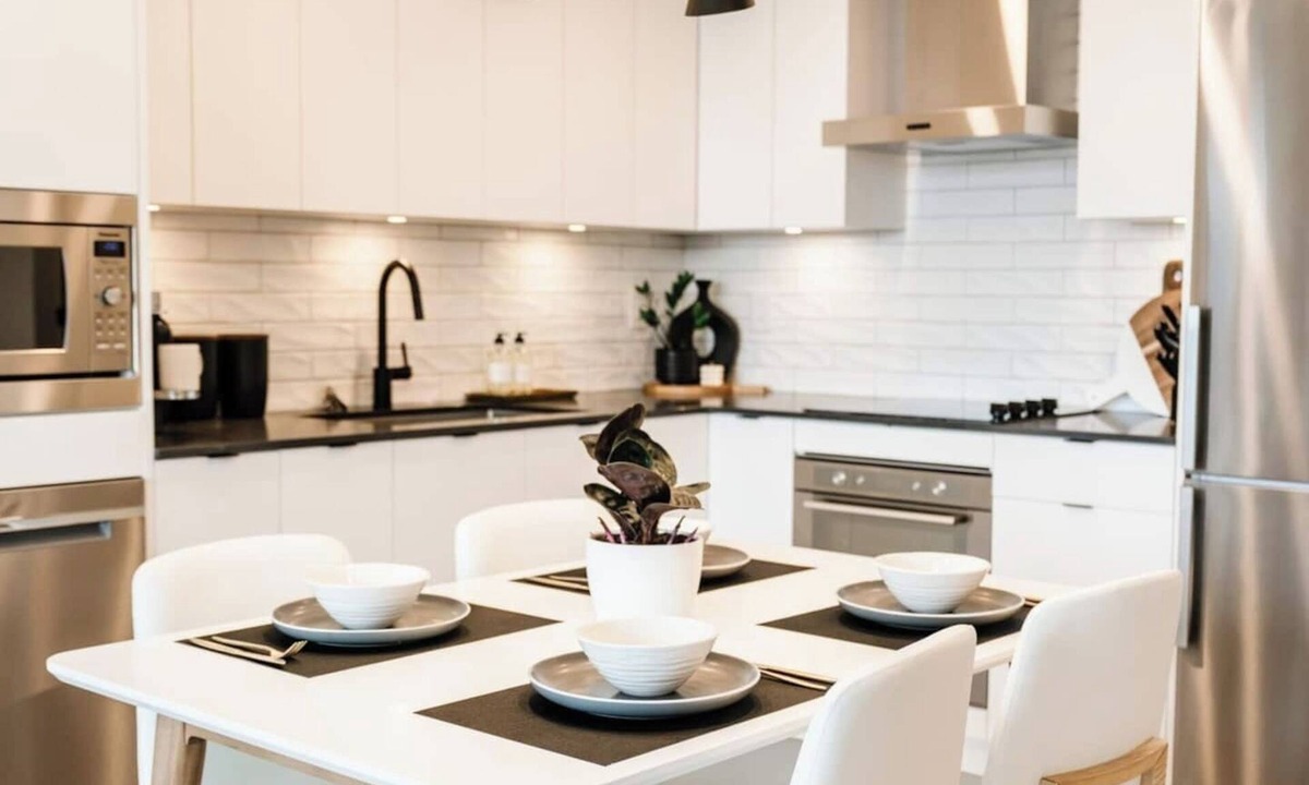 Downtown Kelowna Condo | Welcome to The New Yorker! A stylish downtown Kelowna retreat with lake views, a rooftop terrace, and walkable access to restaurants, shops, beaches, and the waterfront.
