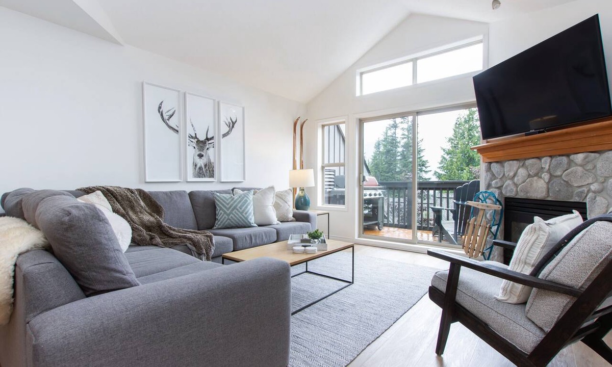 Upper Village House | Whistler Blackcomb Escape | Private Hot Tub & Cozy Mountain Views