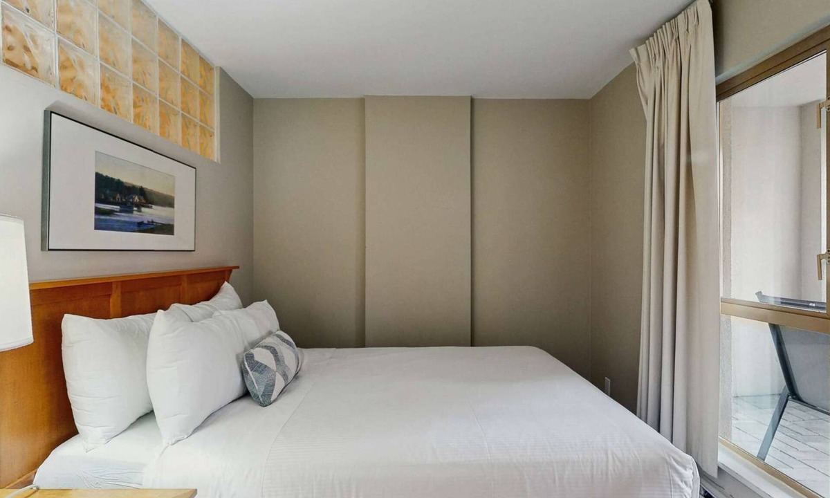 Whistler Village Hotel | Whistler - Whistler Peak Lodge 213