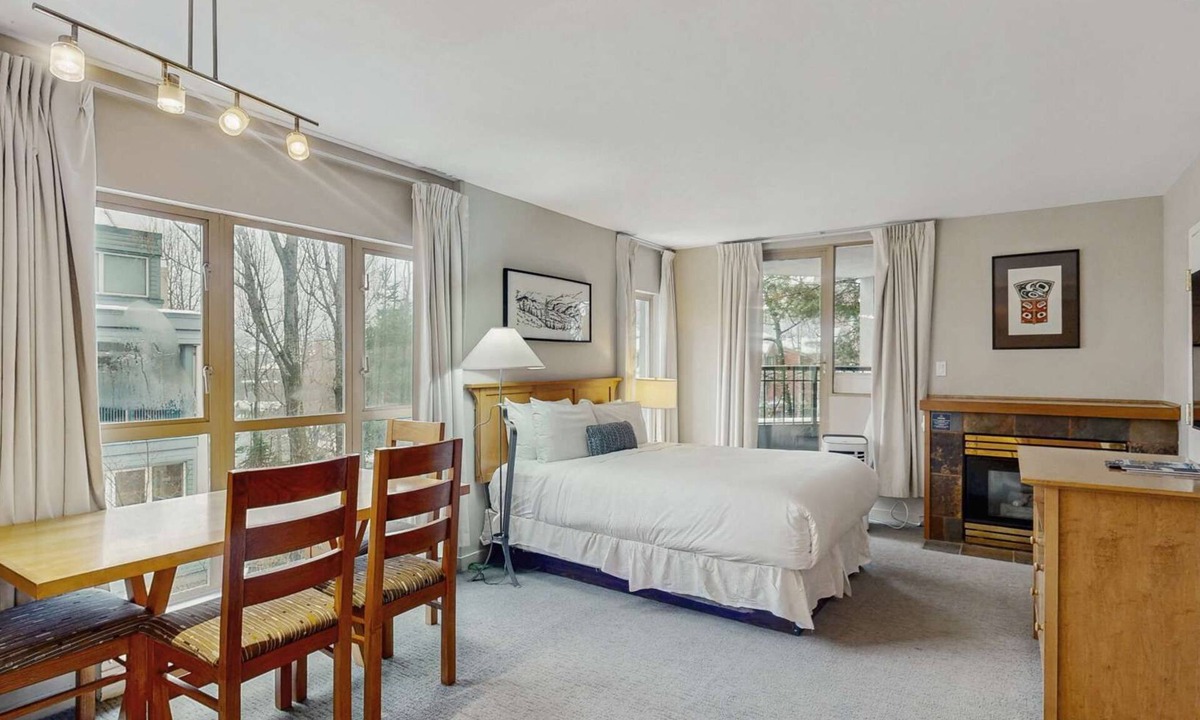 Whistler Village Hotel | Whistler - Whistler Peak Lodge 306