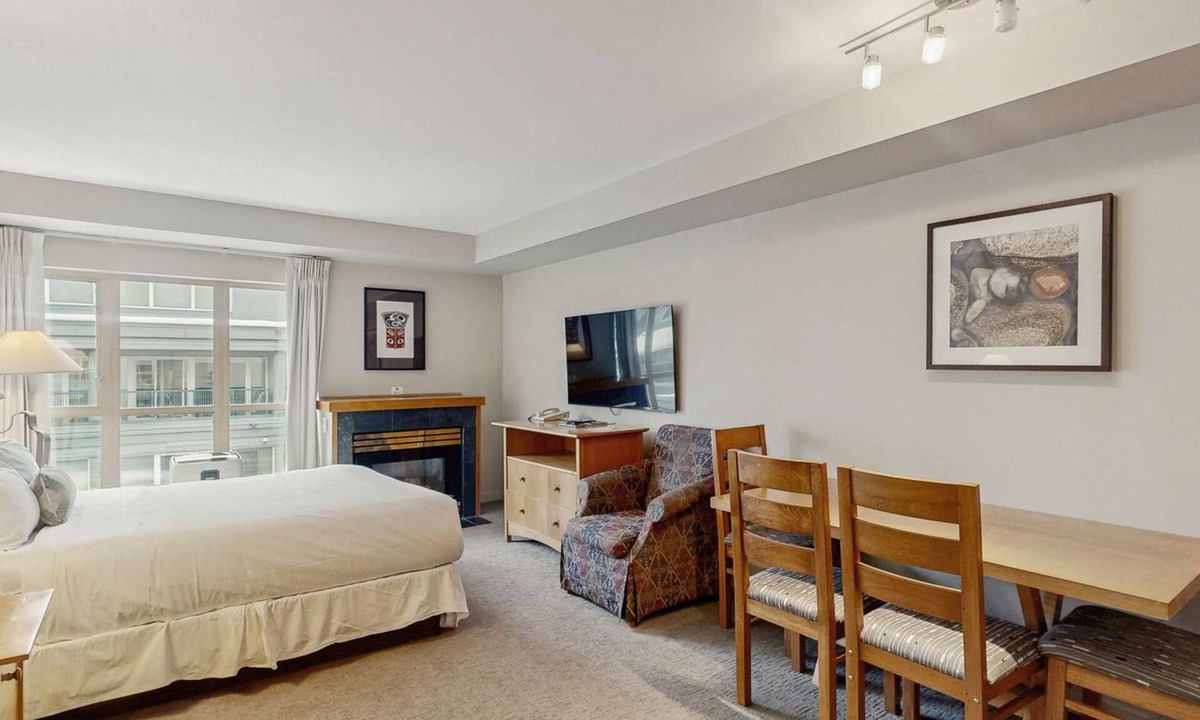 Whistler Village Hotel | Whistler - Whistler Peak Lodge 305