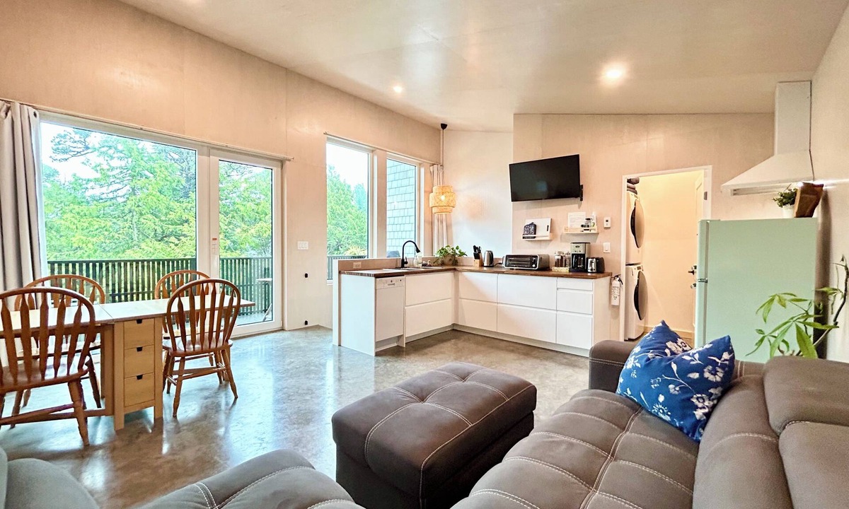 Ucluelet Cottage | White Haus - Cozy rainforest retreat 5 minutes walk to Big Beach. Private sauna!