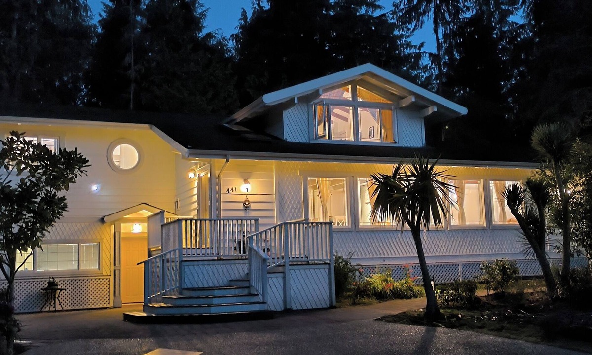 Tofino Villa | White House Tofino Downtown Villa