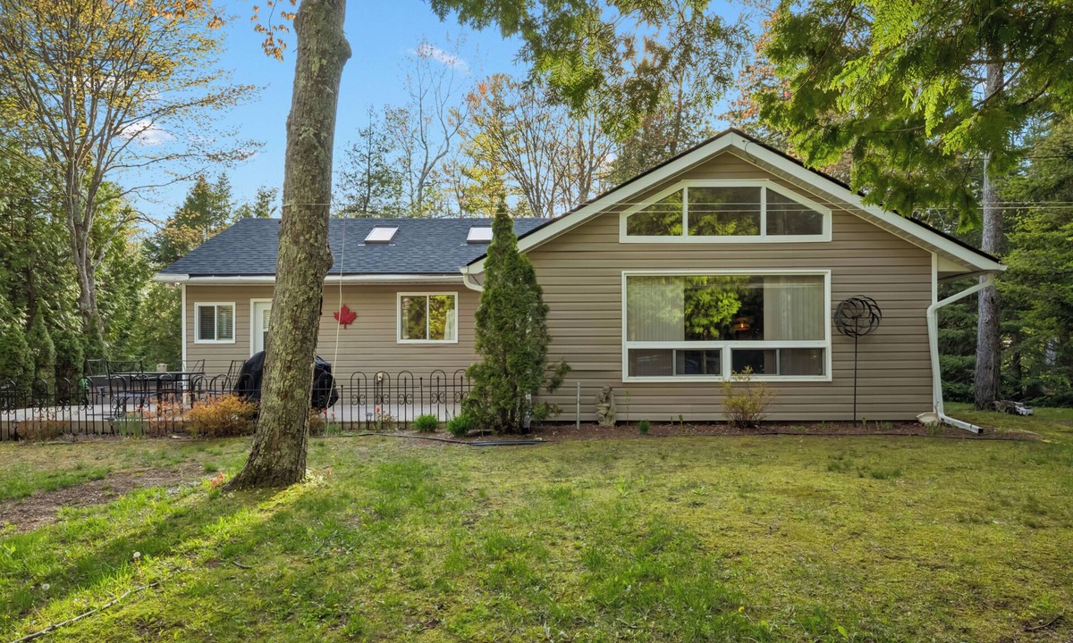 Sauble Beach House | Whitecaps Cottage | Hot Tub | Near BEACH | AC | PET Friendly