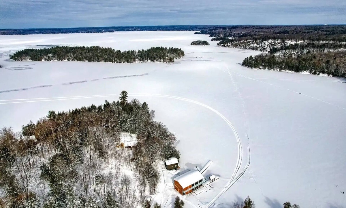 Utterson Cottage | Winter relaxation getaway lake front Muskoka cottage with spectacular views