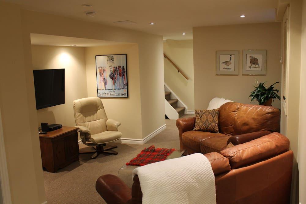 Hamilton House | Your home away from home close to McMaster University, bus and bike rentals