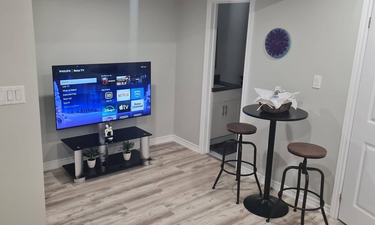 Niagara Falls House | YOUR home @ the FALLS - 10 mins from the FALLS 5 mins from plazas & mall