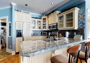 Country-chic ski-in/ski-out condo w/private hot tub & beautiful mountain views in Big White Mountain