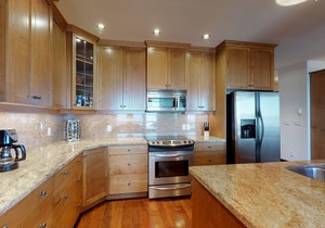 Ski-in/out condo w/private hot tub, gas fireplace, & steam shower - mtn views in Big White Mountain