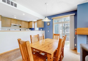 Ski-in/Ski-out Blue Mountain getaway with fireplace & small deck