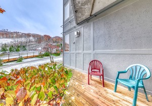 Ski-in/Ski-out Blue Mountain getaway with fireplace & small deck