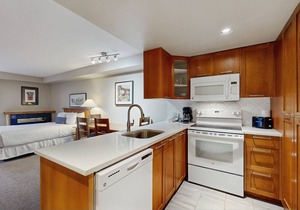 Ski lover's 4th-floor studio with fireplace, free WiFi, & well-equipped kitchen
