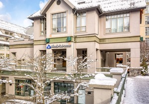 Ski lover's 4th-floor studio with fireplace, free WiFi, & well-equipped kitchen