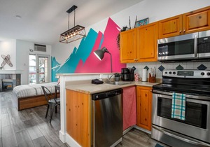 The Après | Village Studio with Hot Tub & View