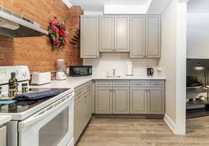 Upscale 2BR Apt with King Bed and Netflix- Prime Location!