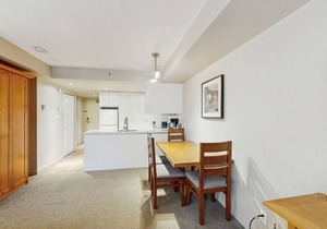 Walk-to-lift studio with mountain views, fireplace, jetted tub, & gym access