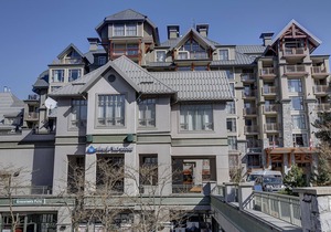 Walk-to-lift studio with mountain views, fireplace, jetted tub, & gym access