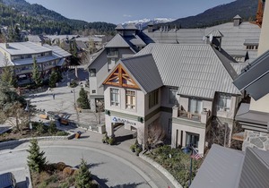 Walk-to-lift studio with mountain views, fireplace, jetted tub, & gym access