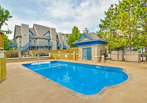 Walk to the Lift Renovated Loft w/Free WiFi, Shared Pool, & Tennis