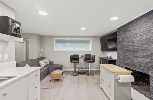 South Central House | 1.5 blocks Kel Gen Hosp/Pets OK/5min OUC/1.5km Dwntwn/2.5 blocks to Sunny Beach