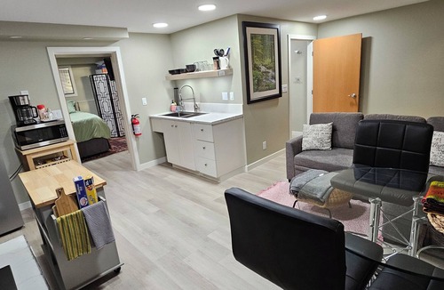 South Central House | 1.5 blocks Kel Gen Hosp/Pets OK/5min OUC/1.5km Dwntwn/2.5 blocks to Sunny Beach